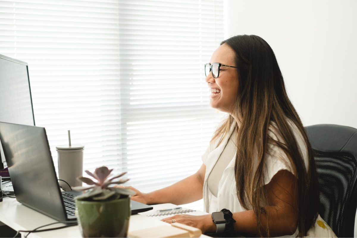 woman-wearing-glasses-by-her-desktop-monitor